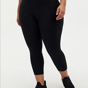 BLACK CROP ACTIVE LIGHTWEIGHT LEGGINGS WITH POCKETS